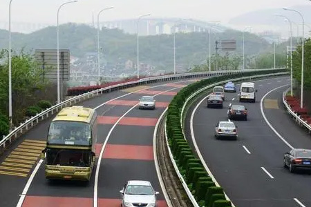 高速道路救援24小时拖车日兰高速G1511-补轮胎机器-深圳紧急救援汽车